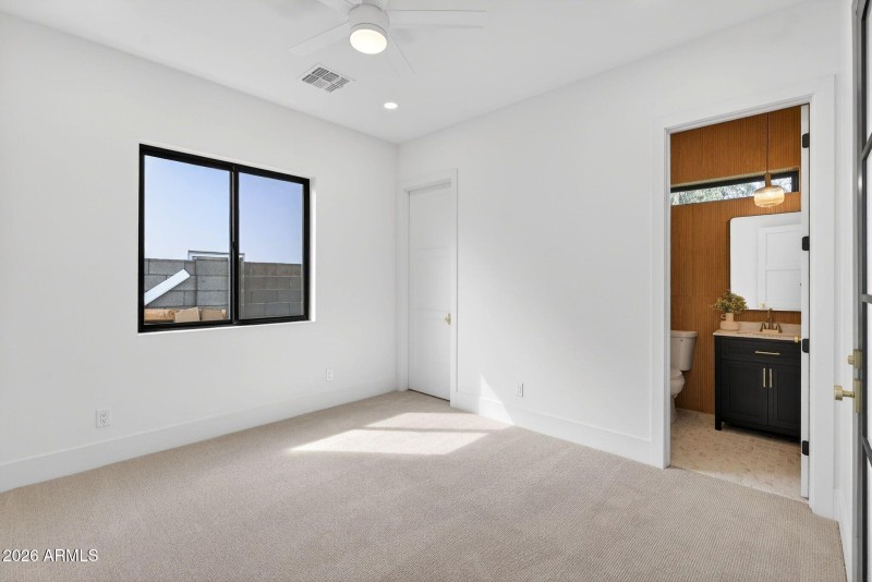 42-web-or-mls-136818 N 13th St