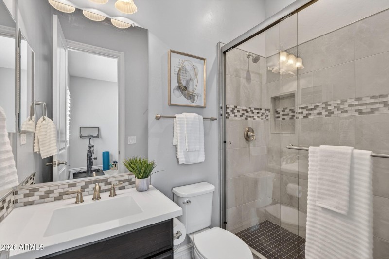 54-web-or-mls-24E Mead Dr