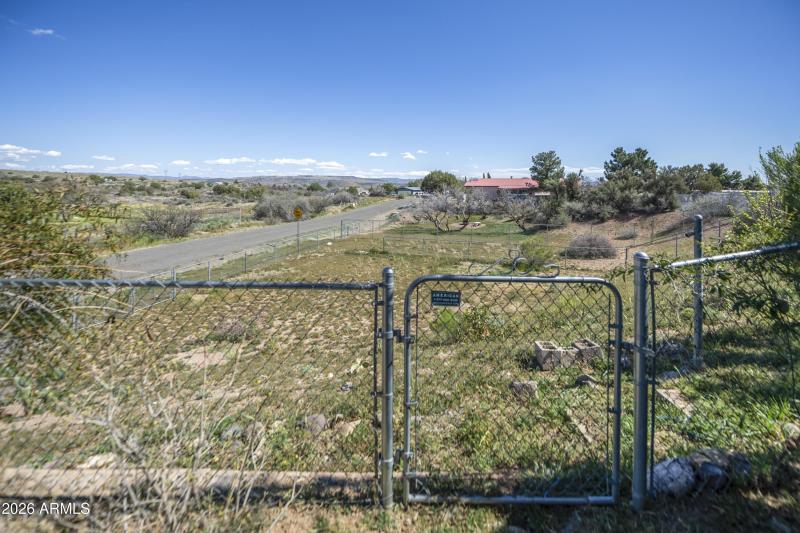 038_Access to lower lot