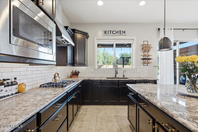 15-2486 E Lindrick Dr_RedHogMedia