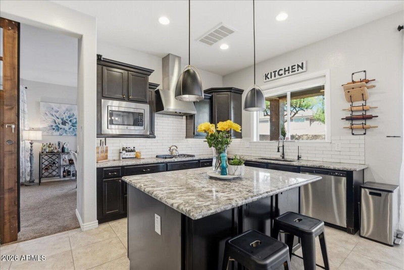 16-2486 E Lindrick Dr_RedHogMedia