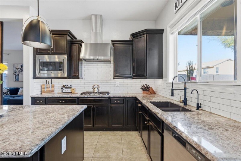 18-2486 E Lindrick Dr_RedHogMedia