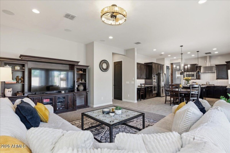 25-2486 E Lindrick Dr_RedHogMedia