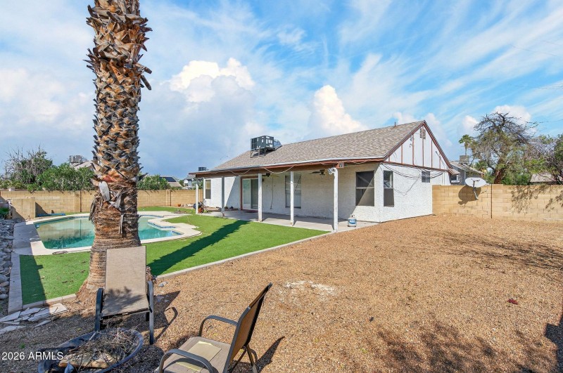 Loads Of Room To Entertain & Cool Off