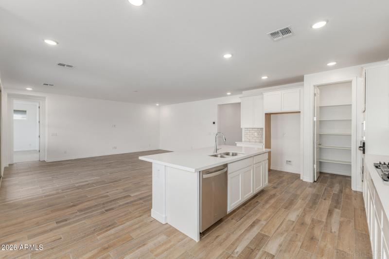 PHX_TV_Lot2013_Apple_17458_Kitchen (2)