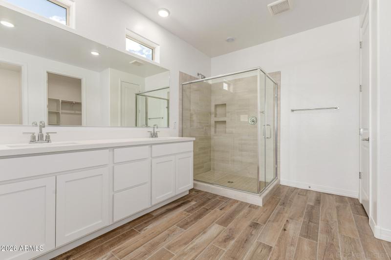 PHX_TV_Lot2013_Apple_17458_ownersbath