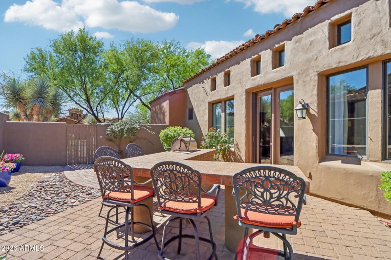 Built in BBQ & Island