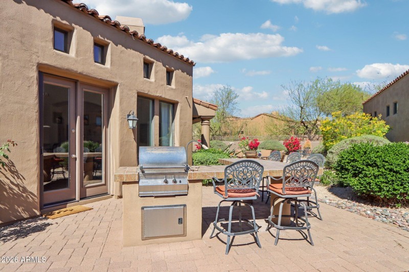 Built in BBQ & Island