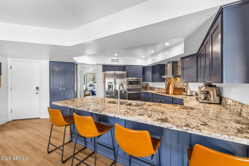 Bright & Sunny Kitchen