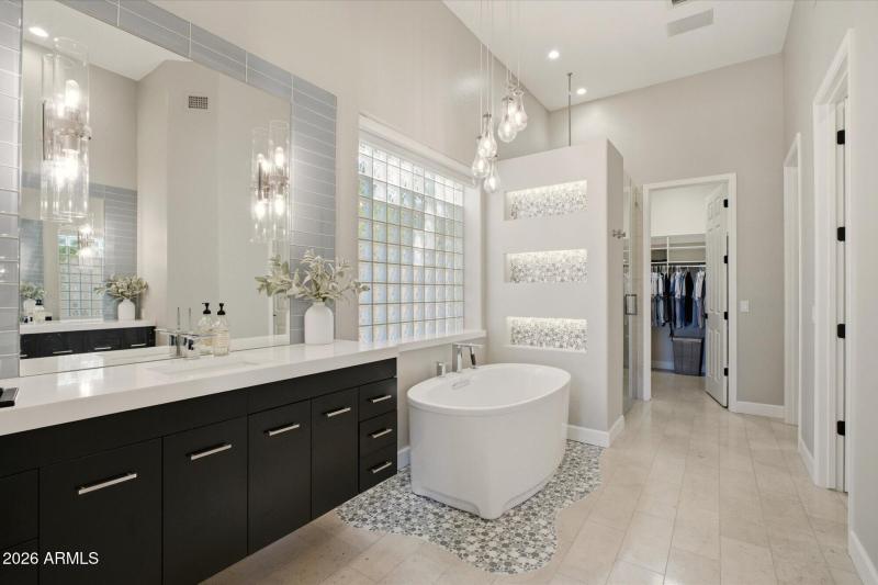 Freestanding soaking tub