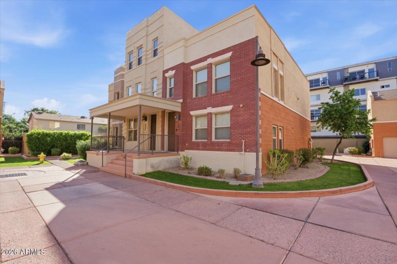 637 S ROOSEVELT Street