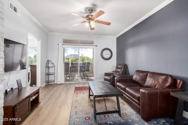 Living Rm w/Mountain