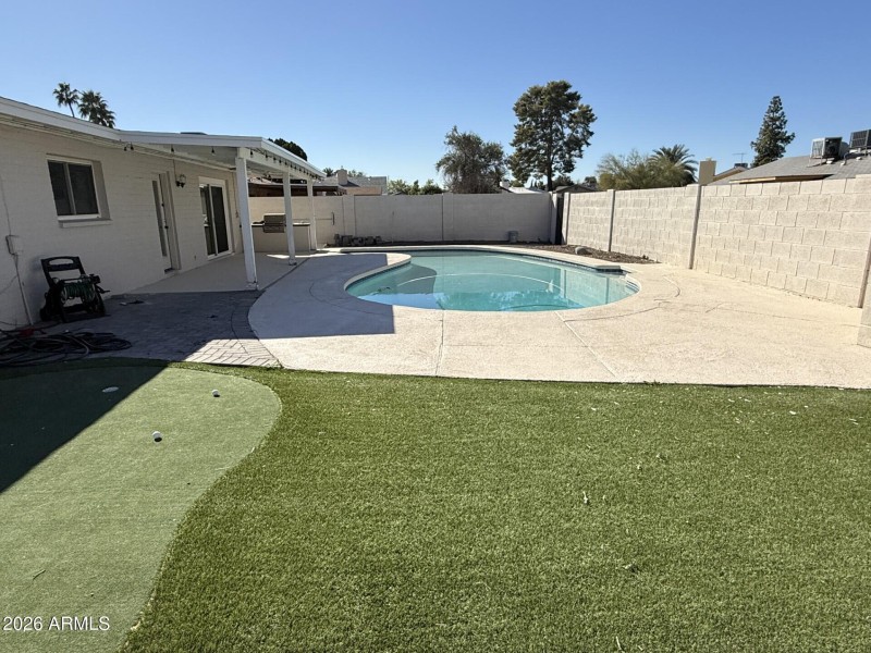 Verlea putting green and pool