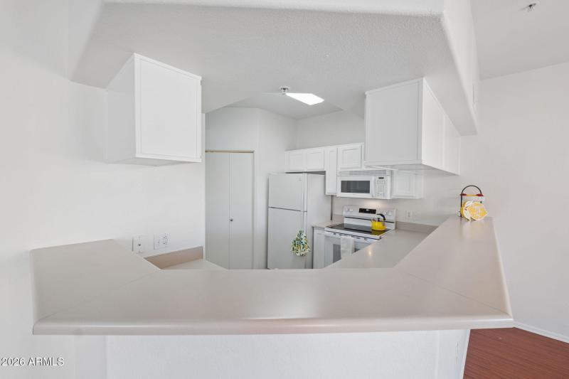 Kitchen w/ Breakfast Bar