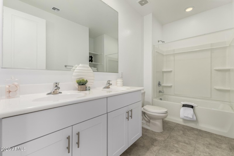 33 - Country Club 12655