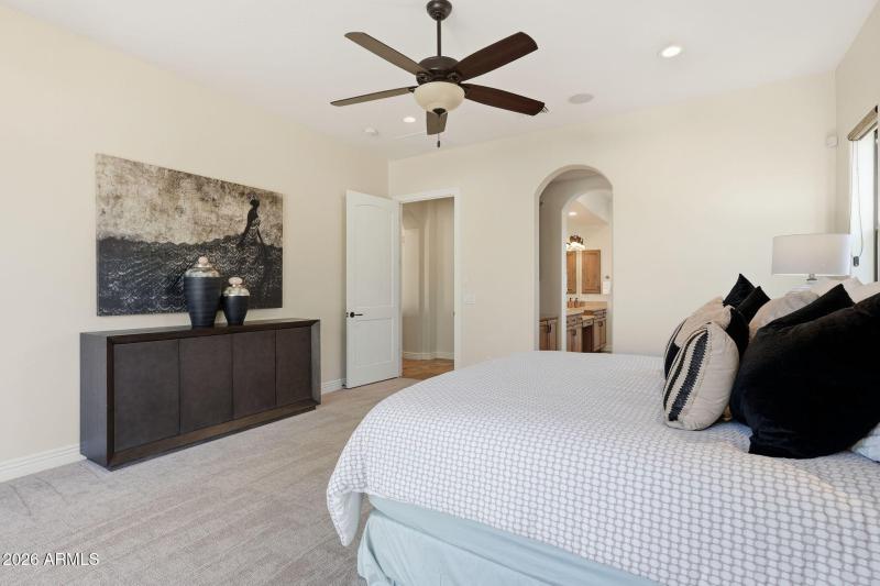 Primary Suite w/ En Suite Bathroom