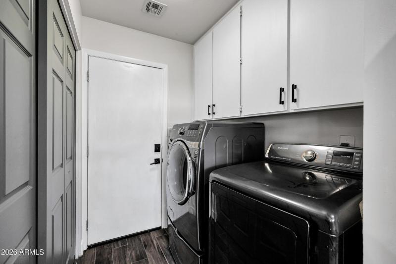 Washer/dryer/storage