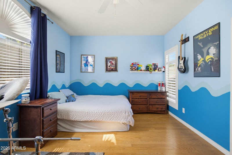 Secondary bedroom(2)