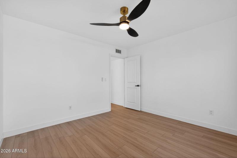 16_9_E_Surrey_Ave_Phoenix_AZ_85022_USA-L