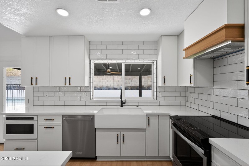 20_9_E_Surrey_Ave_Phoenix_AZ_85022_USA-K