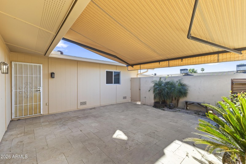 Patio W Retractable Awning