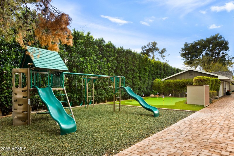 Play area & Putting Green