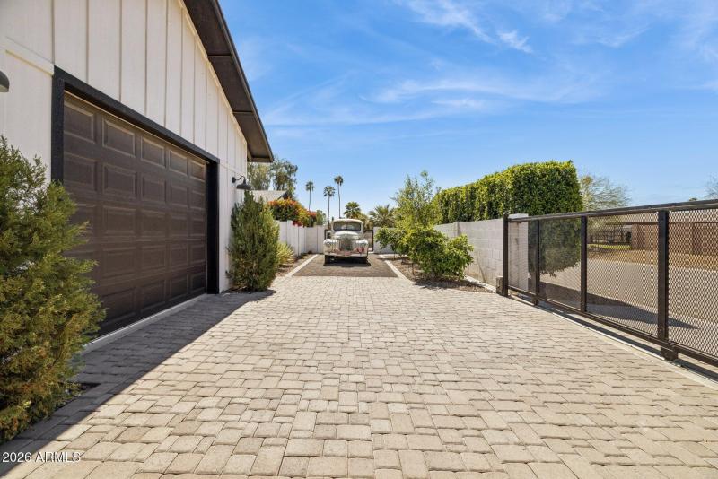 76-web-or-mls-5402-e-corrine-dr