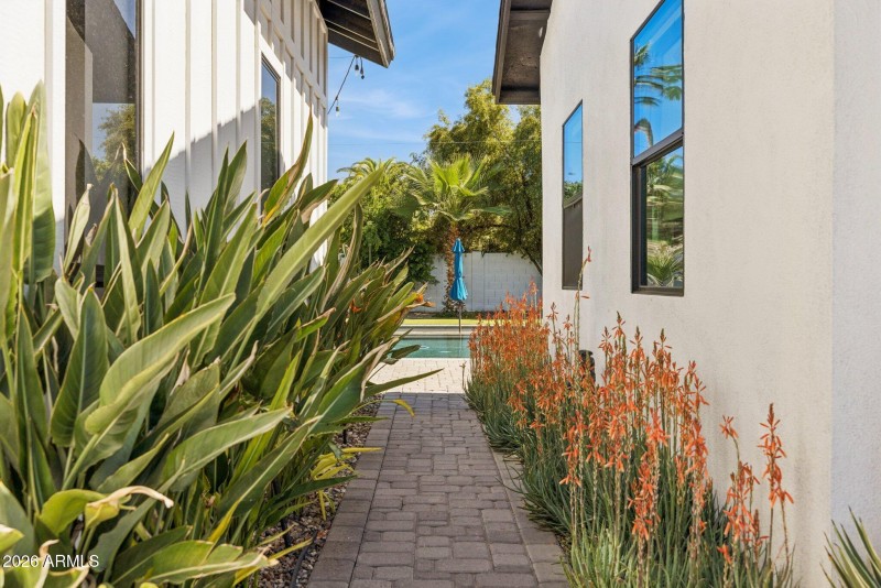 77-web-or-mls-5402-e-corrine-dr