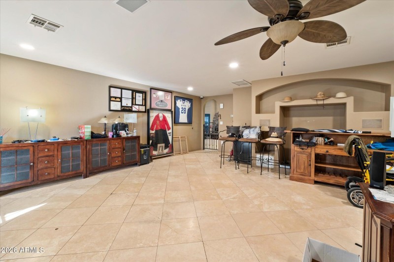 Spacious Bonus room w Ceiling Fan