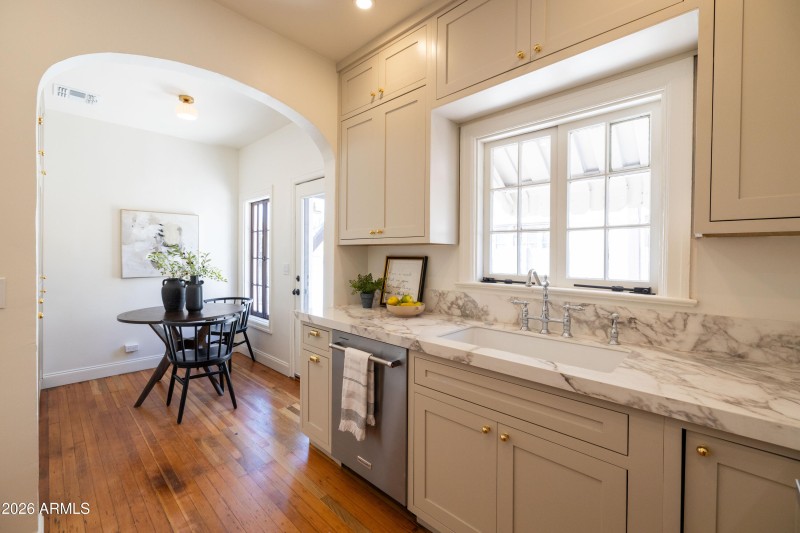 iew to Breakfast Nook