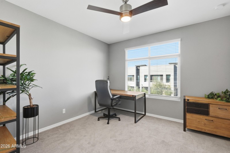 Previously furnished - Sleek yet cozy