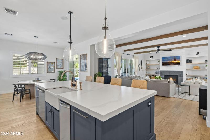 8409 N DIller Grove Lane, Phoenix 85021