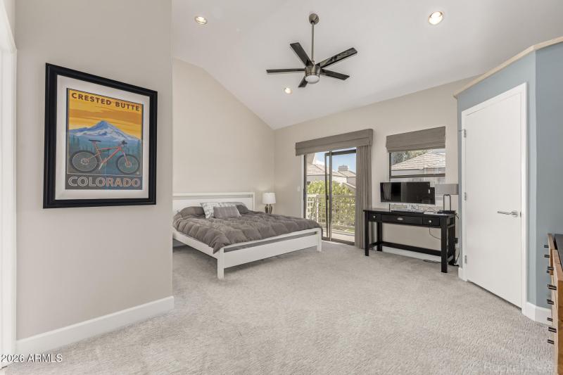 Primary bedroom -Kind bed