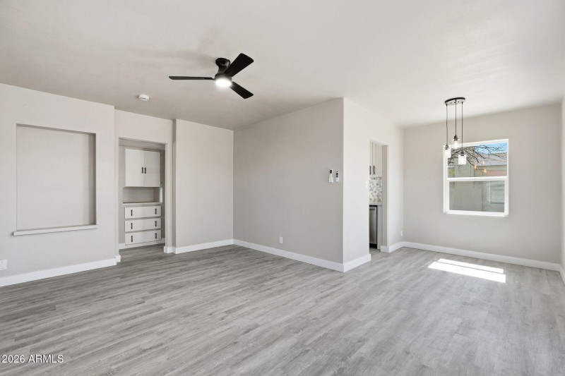 3-web-or-mls-2239 N Edgemere_003_Living