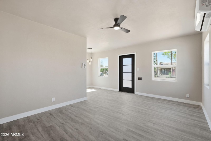 4-web-or-mls-2239 N Edgemere_004_Living