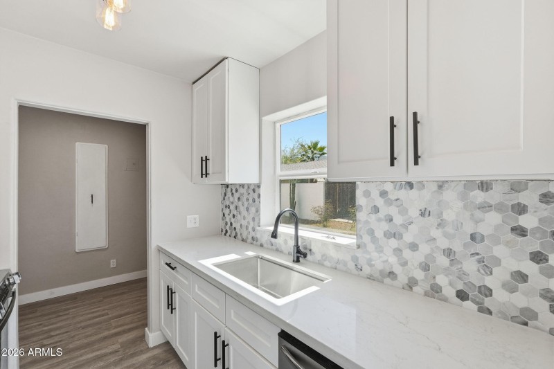 8-web-or-mls-2239 N Edgemere_008_Kitchen