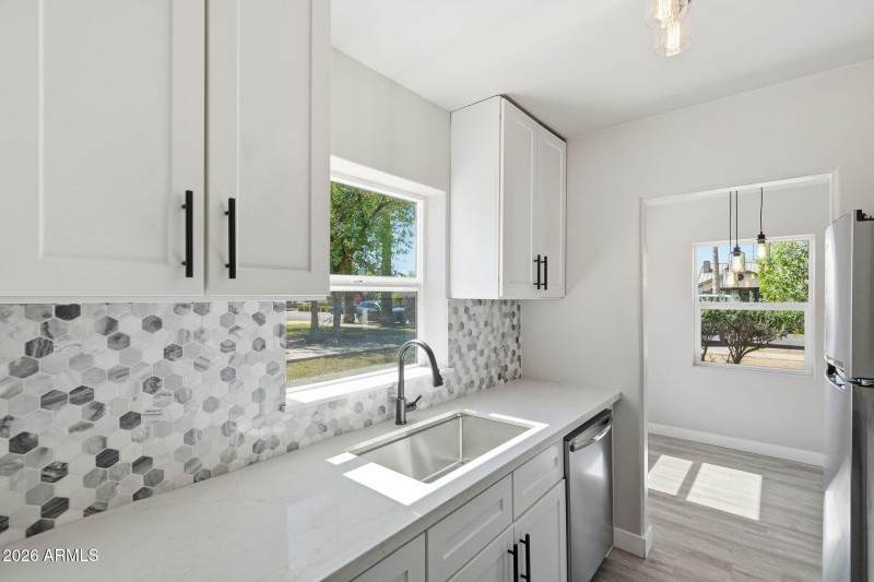 11-web-or-mls-2239 N Edgemere_011_Kitche