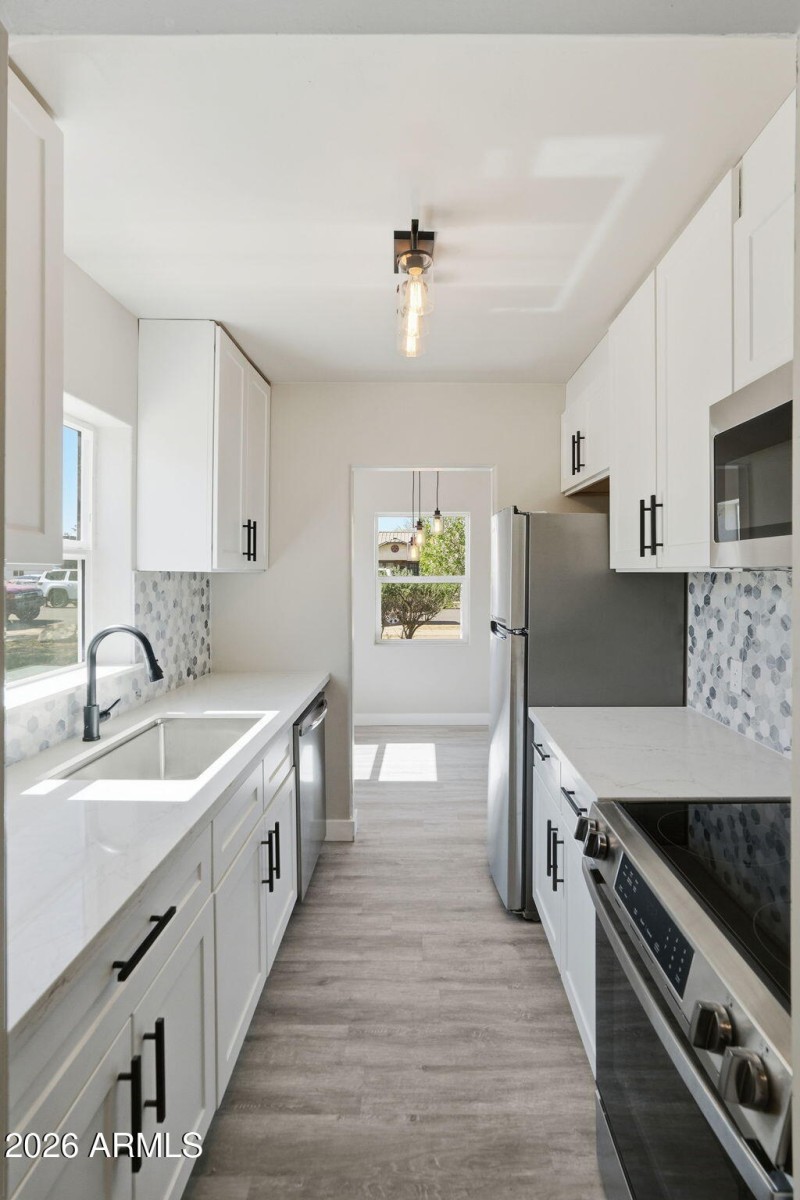 12-web-or-mls-2239 N Edgemere_012_Kitche