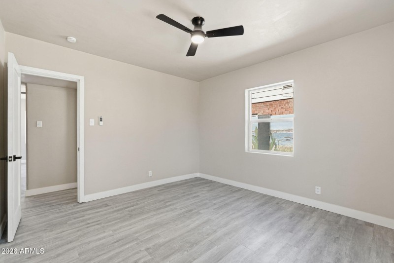 15-web-or-mls-2239 N Edgemere_015_