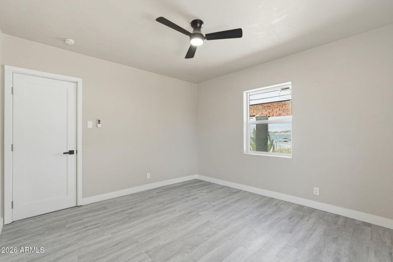 18-web-or-mls-2239 N Edgemere_018_Primar