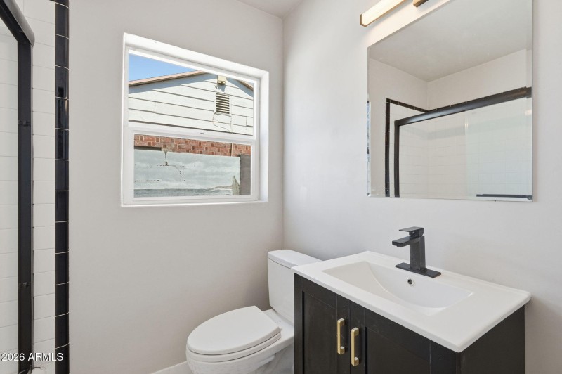 21-web-or-mls-2239 N Edgemere_021_Bathro