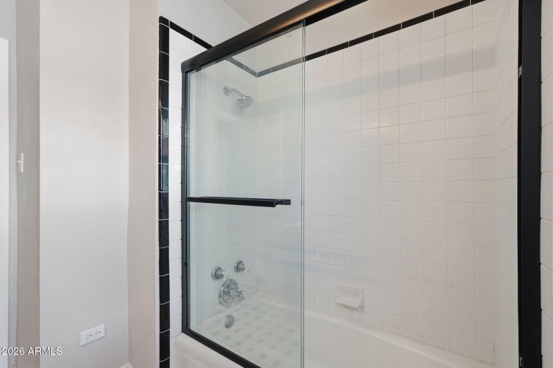 22-web-or-mls-2239 N Edgemere_022_Bathro