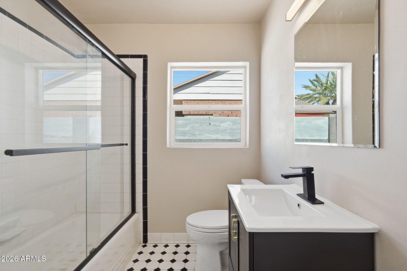 23-web-or-mls-2239 N Edgemere_023_Bathro