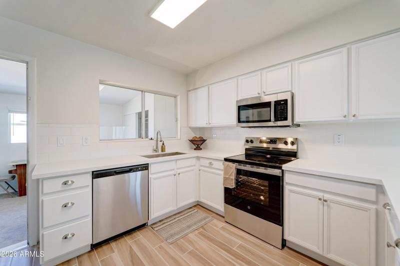 5132 W Corinne Dr-11