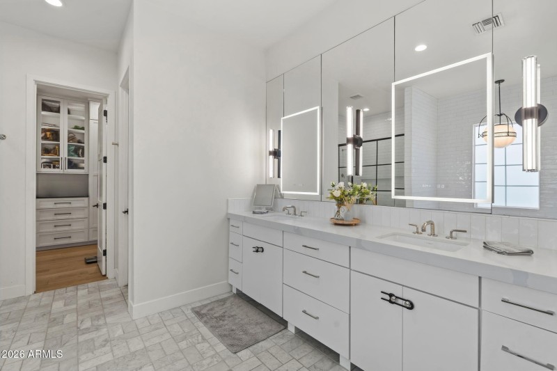 8409 N DIller Grove Lane, Phoenix 85021