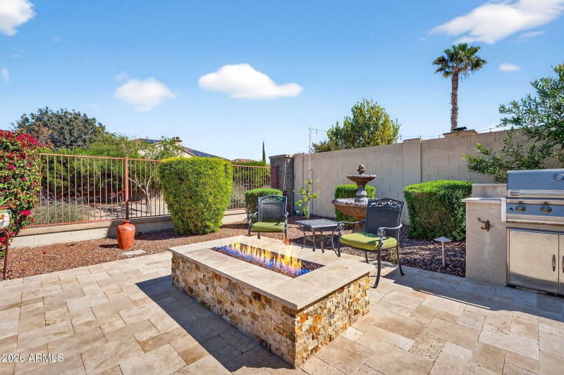 Fire Pit & Built-in BBQ