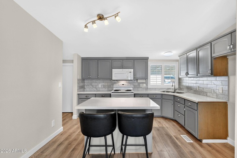 8-web-or-mls-07N 99th Ave