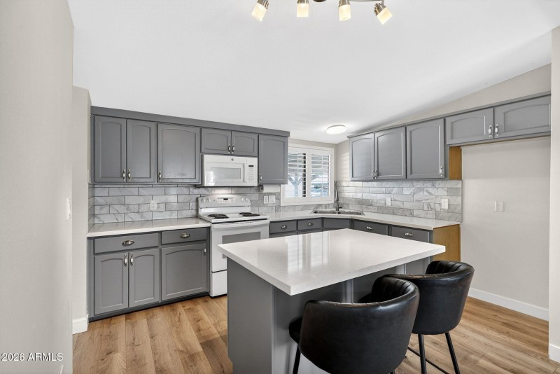 9-web-or-mls-08N 99th Ave