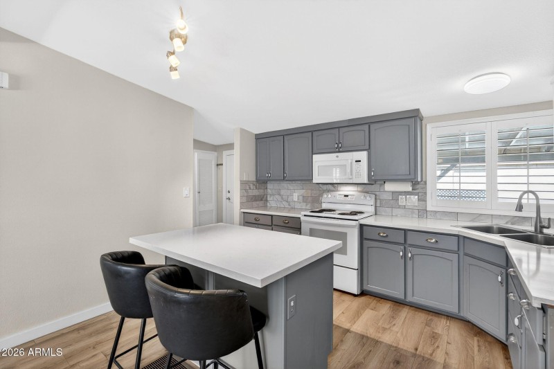 10-web-or-mls-09N 99th Ave