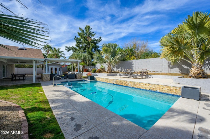 10-web-or-mls-Beverly-22